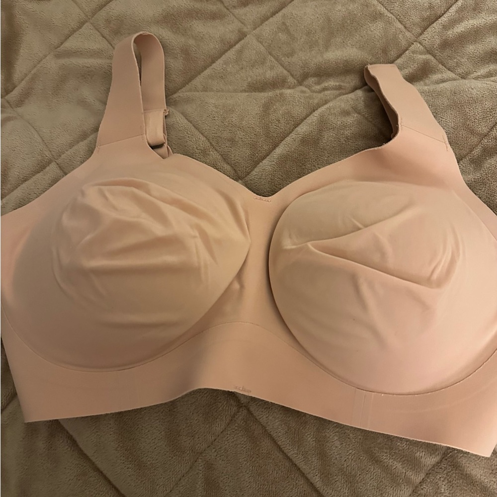 Seamless Nude Bra by Evelyn and Bobbie. 4 hook closer, This bra was worn once.